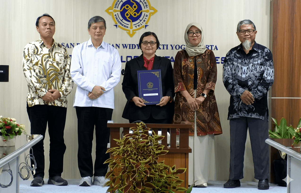 Wakil Rektor I UTDI, L. N. Harnaningrum, resmi menerima SK Guru Besar